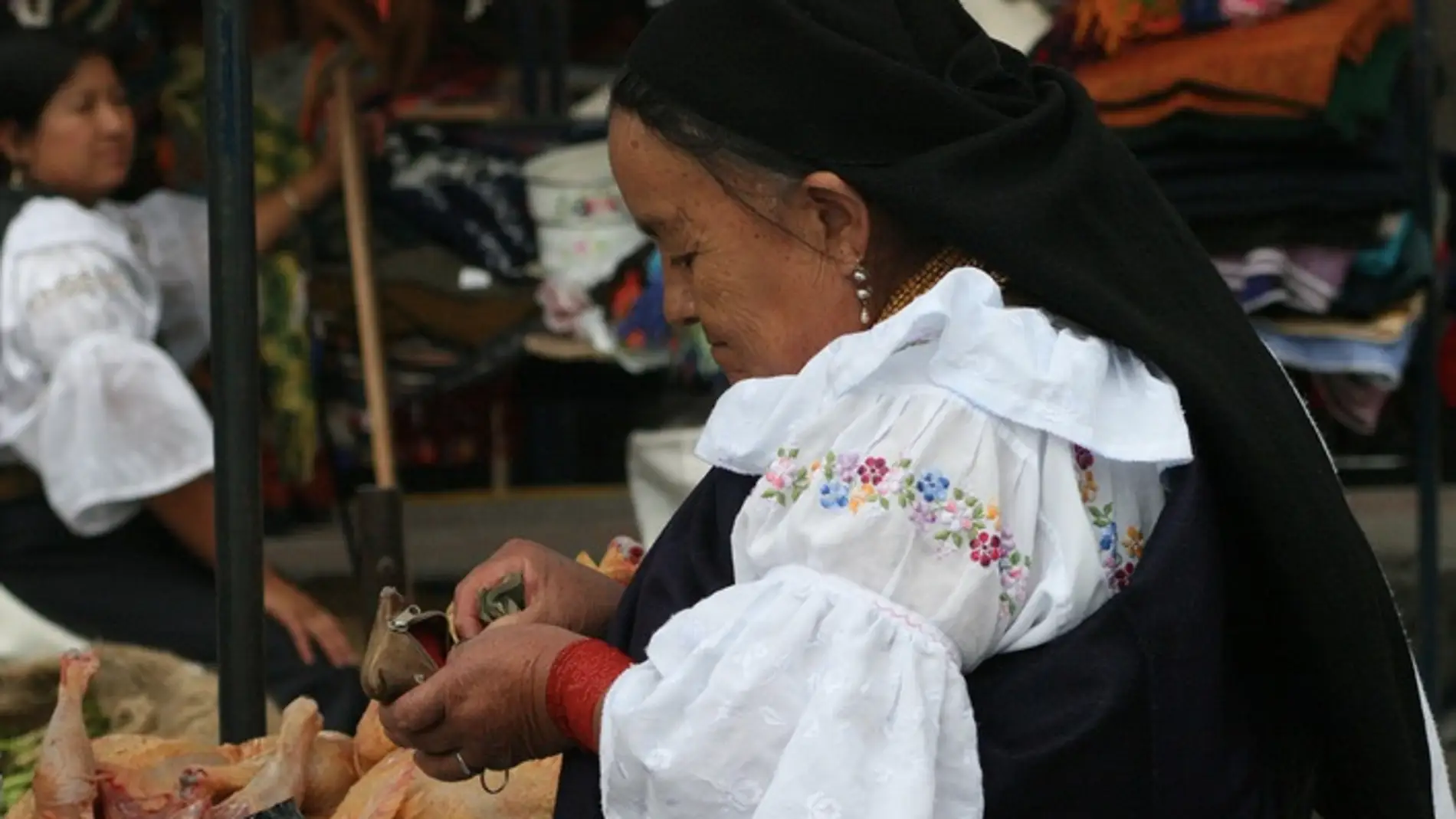Una mujer en un mercado ecuatoriano