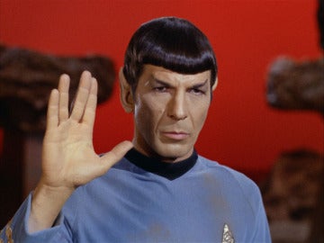 Leonard Nimoy caracterizado de su personaje más famoso, Spock de 'Star Trek'