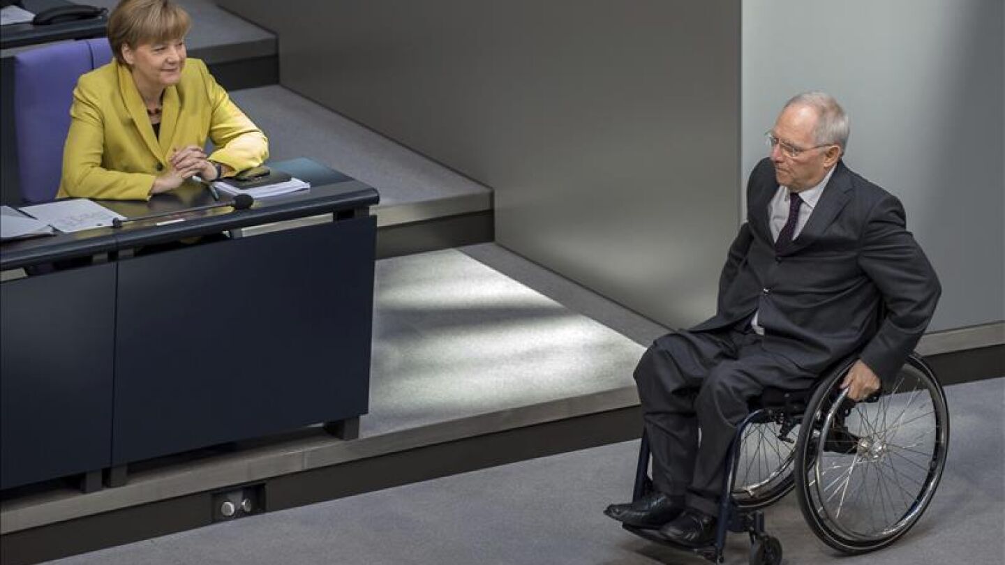 Angela Merkel sonr&iacute;e al ministro de Finanzas, Wolfgang Sch&auml;uble
