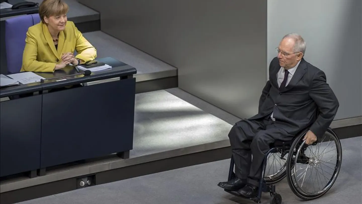 Angela Merkel sonríe al ministro de Finanzas, Wolfgang Schäuble Angela Merkel sonríe al ministro de Finanzas, Wolfgang Schäuble