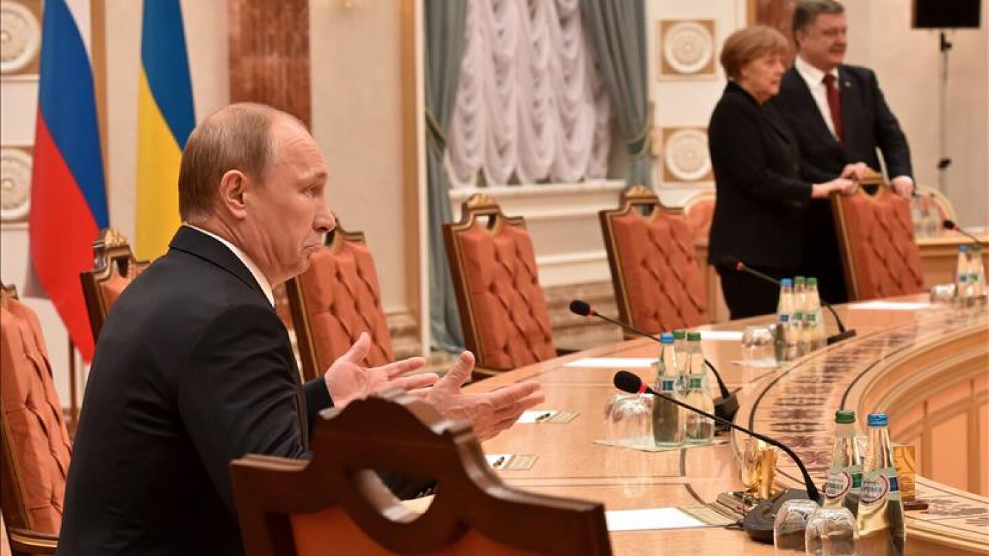El presidente de Rusia, Vlad&iacute;mir Putin , asiste junto a la canciller alemana, Angela Merkel, y el presidente de Ucrania, Petr&oacute; Poroshenko