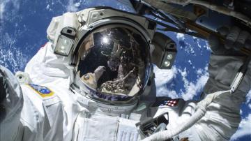 Dos astronautas de la NASA abandonan la EEI para una nueva caminata espacial