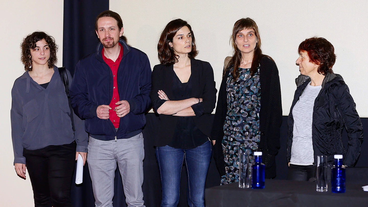 El líder de Podemos, Pablo Iglesias junto a las autoras del documento, Bibiana Medialdea y María Pazos El líder de Podemos, Pablo Iglesias junto a las autoras del documento, Bibiana Medialdea y María Pazos