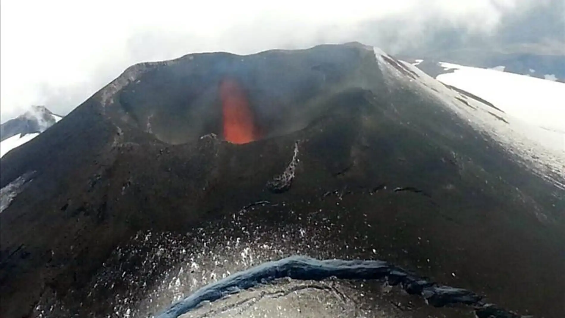 El volcán chileno Villarrica entra en erupción y se evacúa a la población