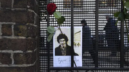 Una rosa homenajea a Borís Nemtsov en Londres Una rosa homenajea a Borís Nemtsov en Londres