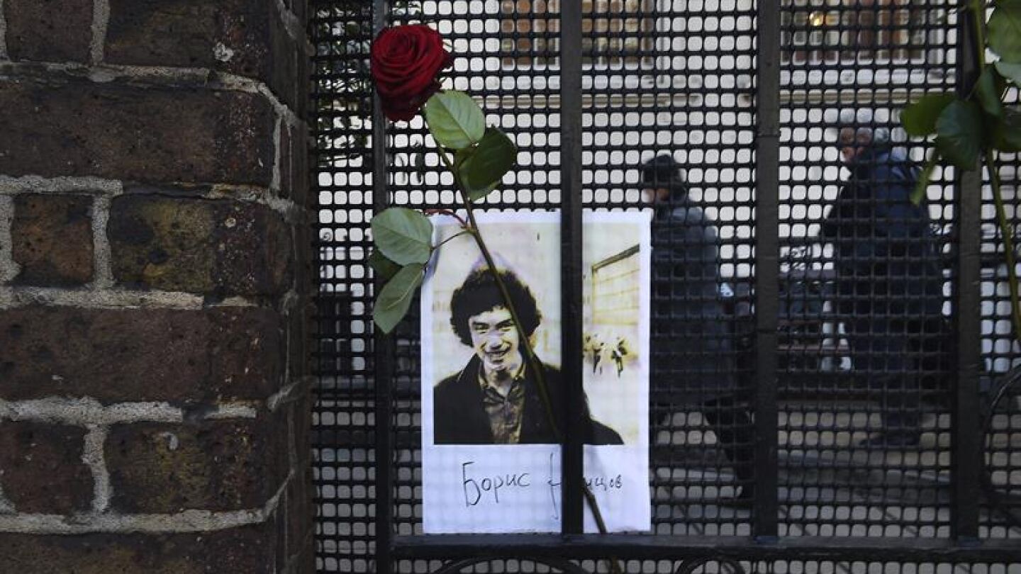 Una rosa homenajea a Bor&iacute;s Nemtsov en Londres