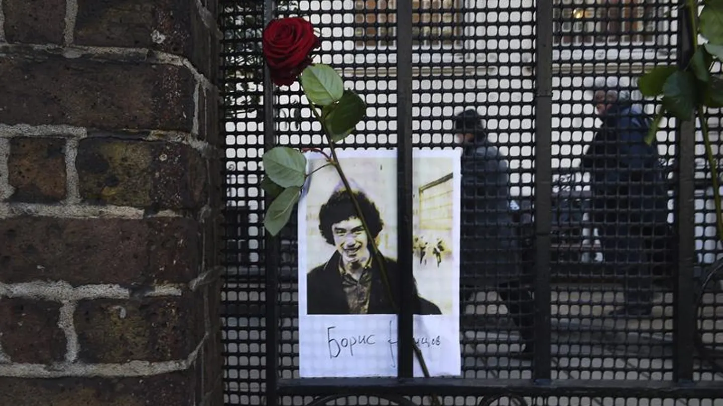 Una rosa homenajea a Borís Nemtsov en Londres Una rosa homenajea a Borís Nemtsov en Londres
