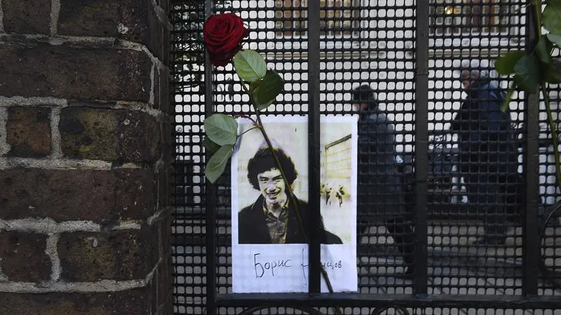 Una rosa homenajea a Borís Nemtsov en Londres