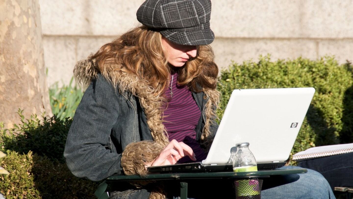 Una mujer utilizando un ordenador port&aacute;til