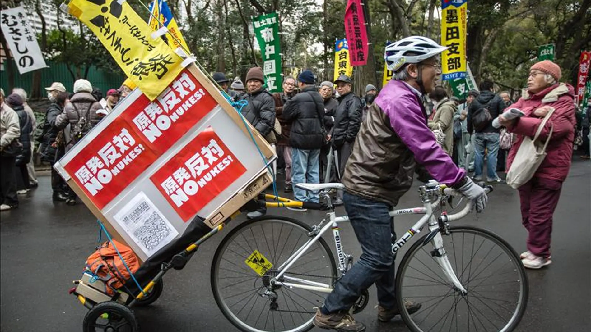 Miles de nipones protestan contra la reactivación nuclear ante el Parlamento