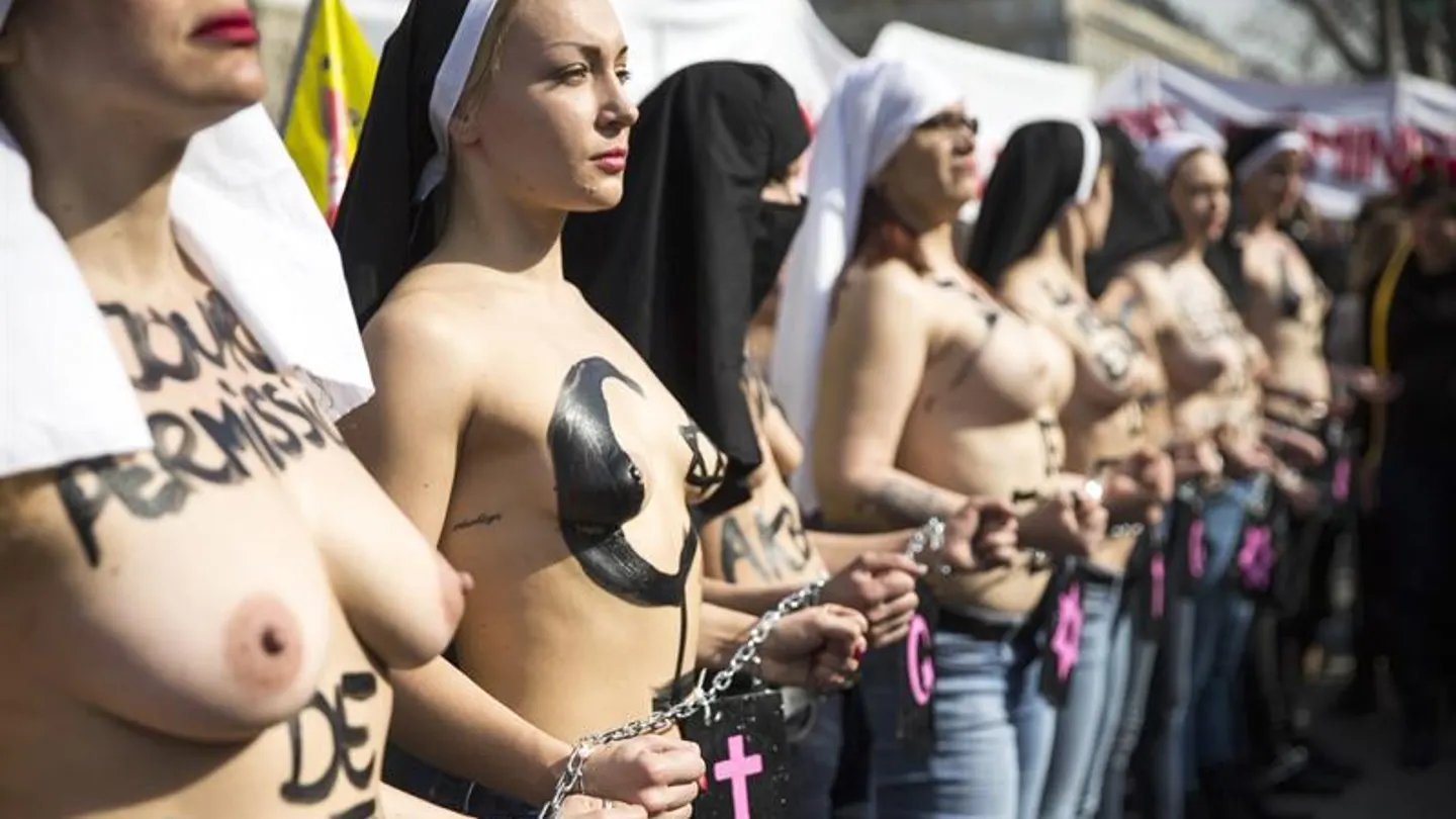 Activistas de Femen lucen encadenadas sus cuerpos desnudos en París Activistas de Femen lucen encadenadas sus cuerpos desnudos en París