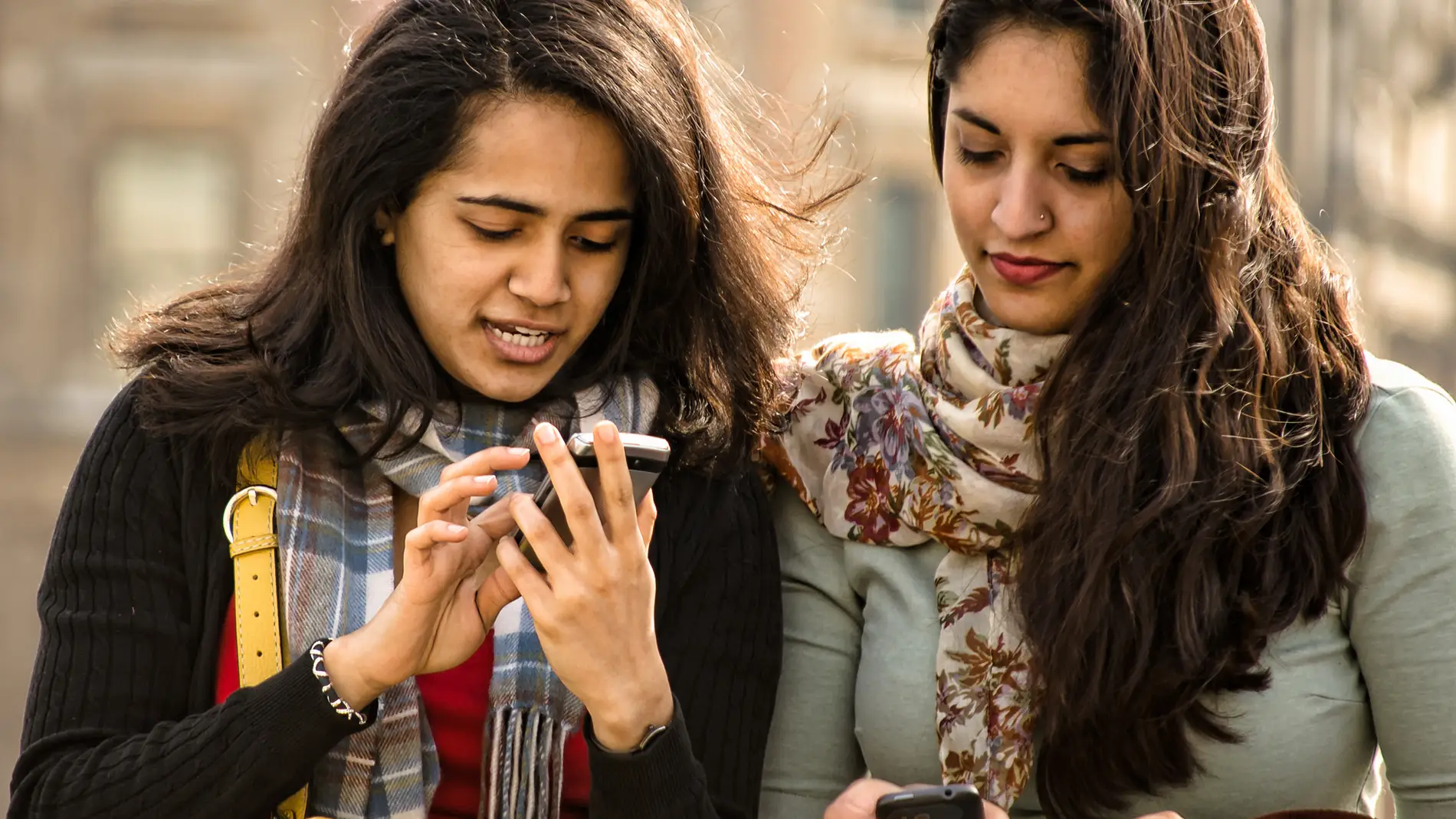 Unas amigas con teléfonos móviles