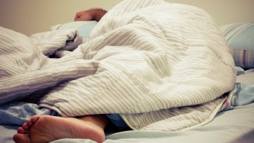 ¿Dormir desnudos o con ropa?
