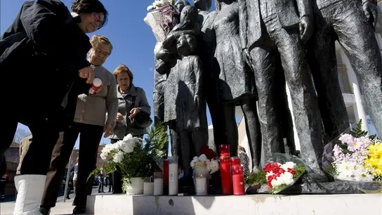 Varias personas depositan flores y velas junto al monumento en memoria de los fallecidos del 11M Varias personas depositan flores y velas junto al monumento en memoria de los fallecidos del 11M