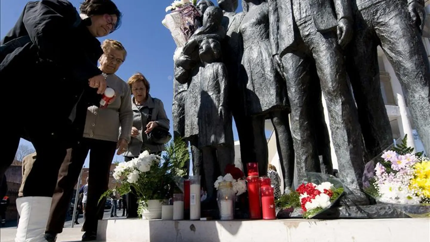 Varias personas depositan flores y velas junto al monumento en memoria de los fallecidos del 11M Varias personas depositan flores y velas junto al monumento en memoria de los fallecidos del 11M