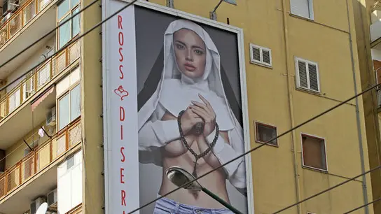 Polémica en Nápoles por una valla publicitaria en la que aparece una modelo vestida de monja semidesnuda Polémica en Nápoles por una valla publicitaria en la que aparece una modelo vestida de monja semidesnuda