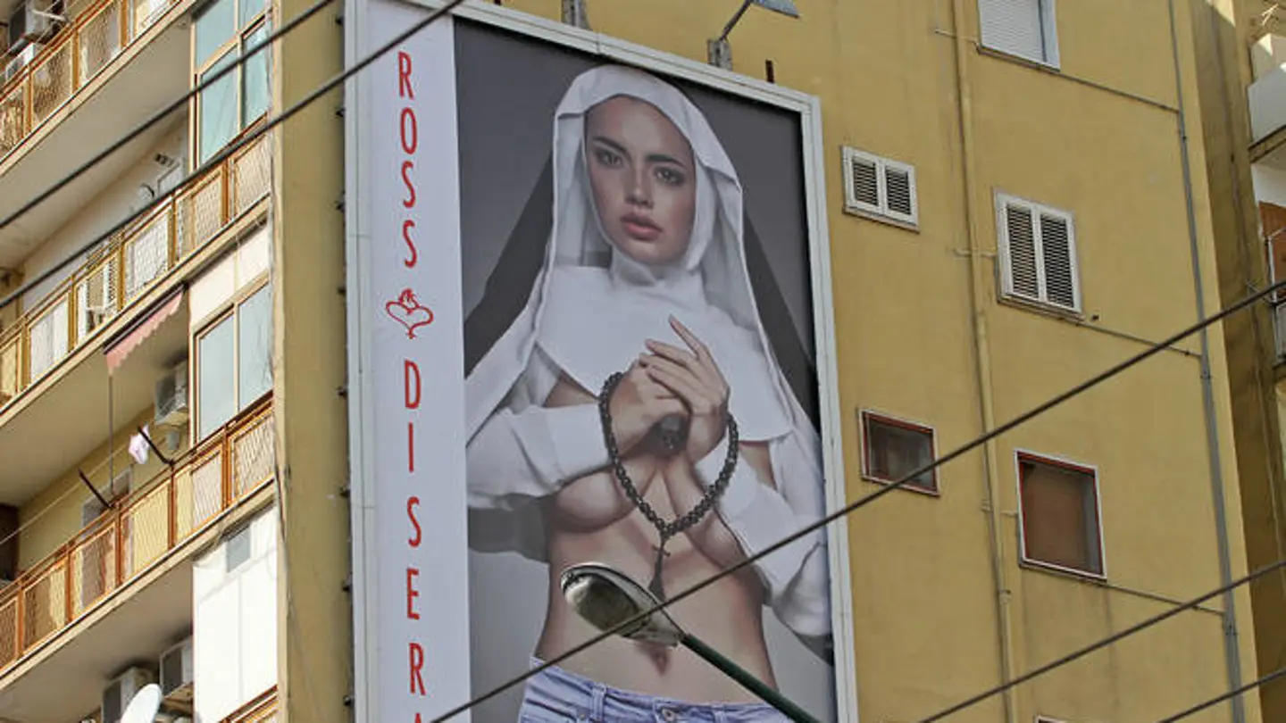 Polémica en Nápoles por una valla publicitaria en la que aparece una modelo vestida de monja semidesnuda Polémica en Nápoles por una valla publicitaria en la que aparece una modelo vestida de monja semidesnuda