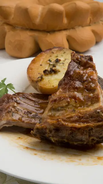 Lechazo y patatas a la manarra Lechazo y patatas a la manarra
