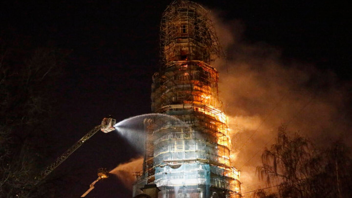 Incendio en el monasterio de Novod&eacute;vich, en Mosc&uacute;
