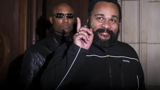 El polémico humorista francés Dieudonné M'bala M'bala sale del juicio celebrado en los tribunales de París El polémico humorista francés Dieudonné M'bala M'bala sale del juicio celebrado en los tribunales de París