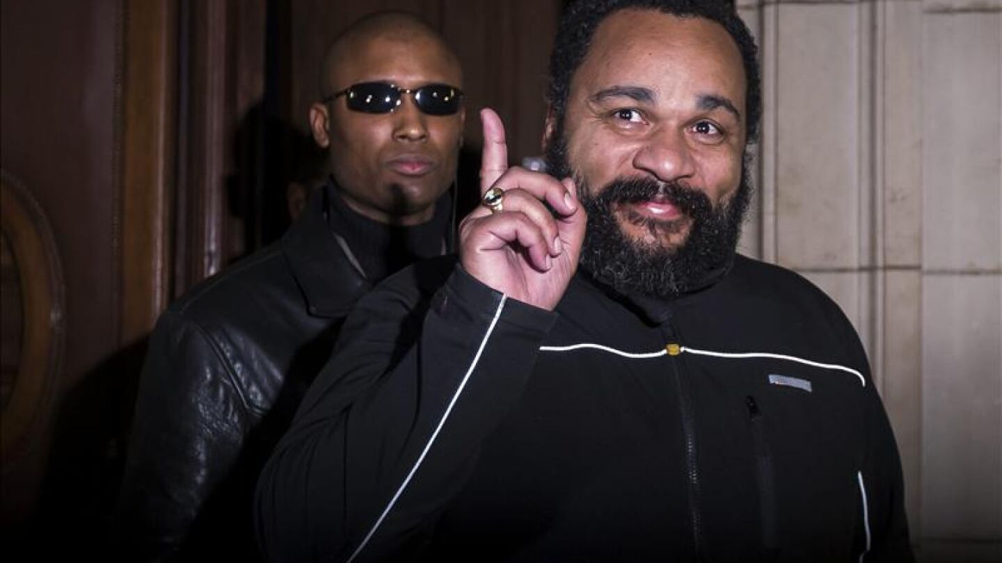El pol&eacute;mico humorista franc&eacute;s Dieudonn&eacute; M'bala M'bala sale del juicio celebrado en los tribunales de Par&iacute;s
