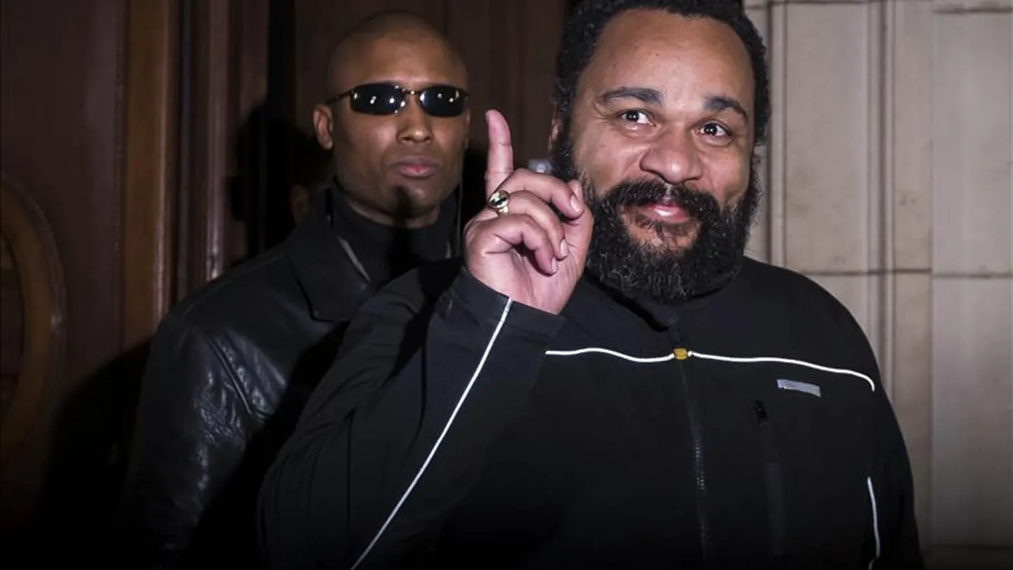 El polémico humorista francés Dieudonné M'bala M'bala sale del juicio celebrado en los tribunales de París El polémico humorista francés Dieudonné M'bala M'bala sale del juicio celebrado en los tribunales de París