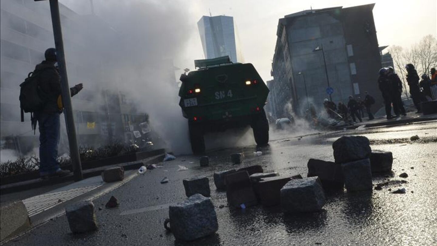 La polic&iacute;a antidisturbios carga contra los manifestantes