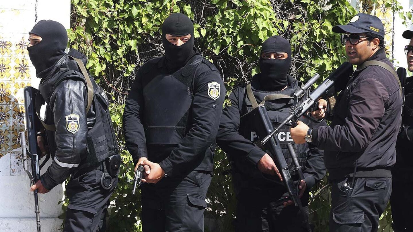 Agentes de la polic&iacute;a de T&uacute;nez