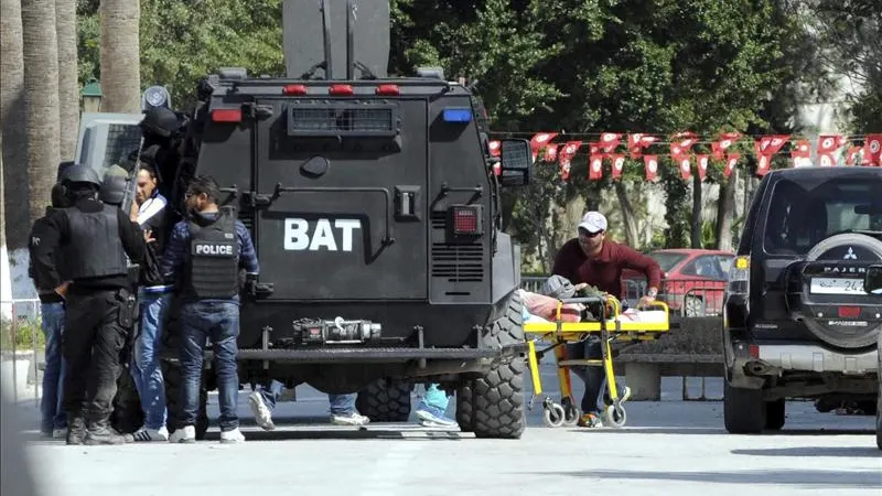 Evacuación de un herido tras el ataque de Túnez