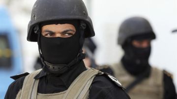 Miembros de las Fuerzas de Seguridad tunecinas vigilan en el Museo Nacional de Bardo
