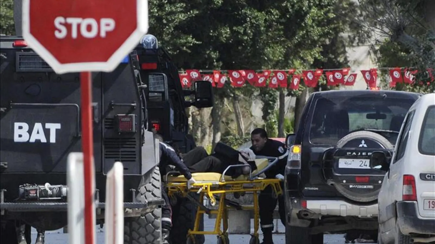 Un herido es evacuado del lugar donde se ha pruducido el ataque terrorista Un herido es evacuado del lugar donde se ha pruducido el ataque terrorista