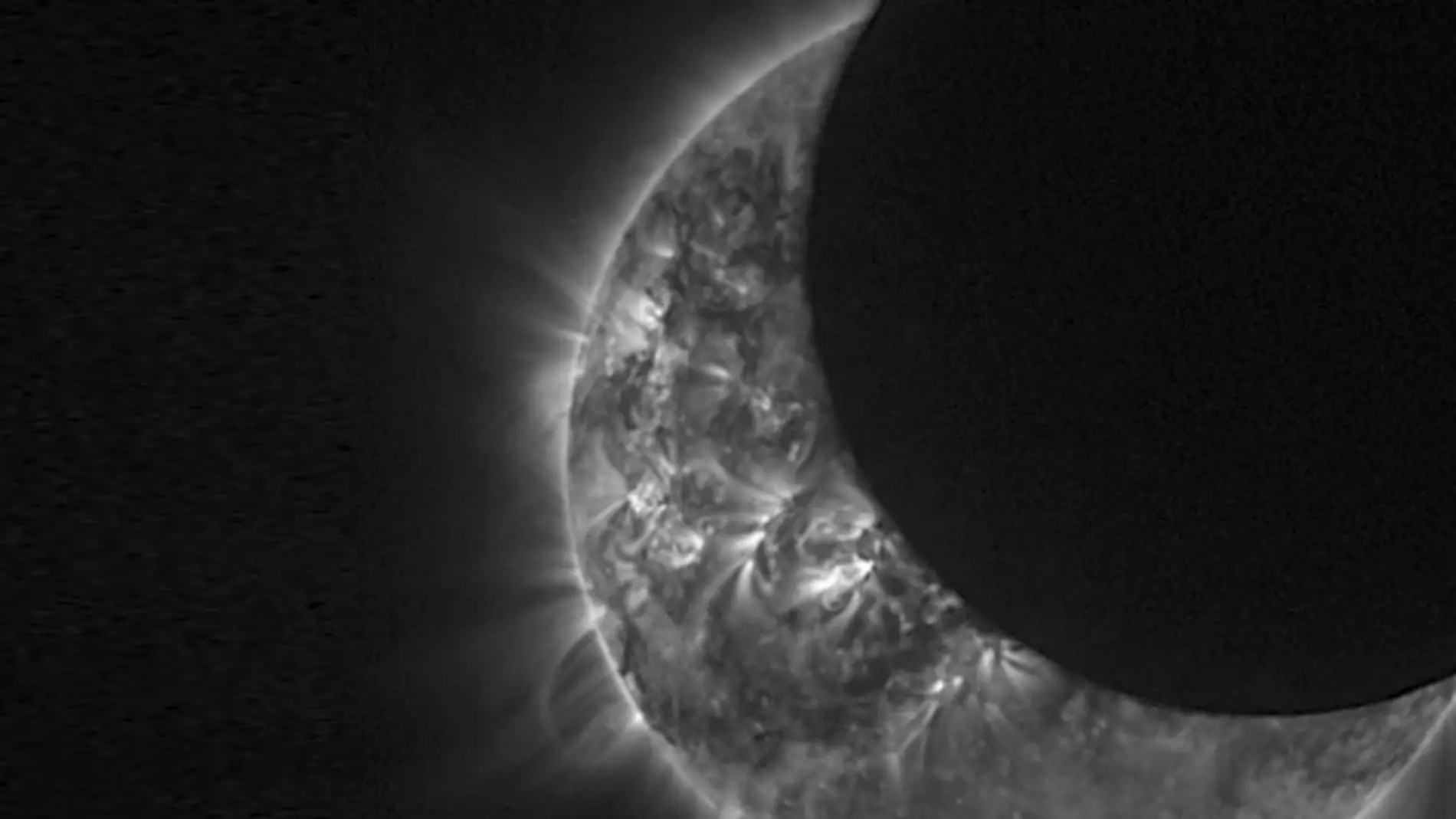 Imagen de telescopio de un eclipse solar