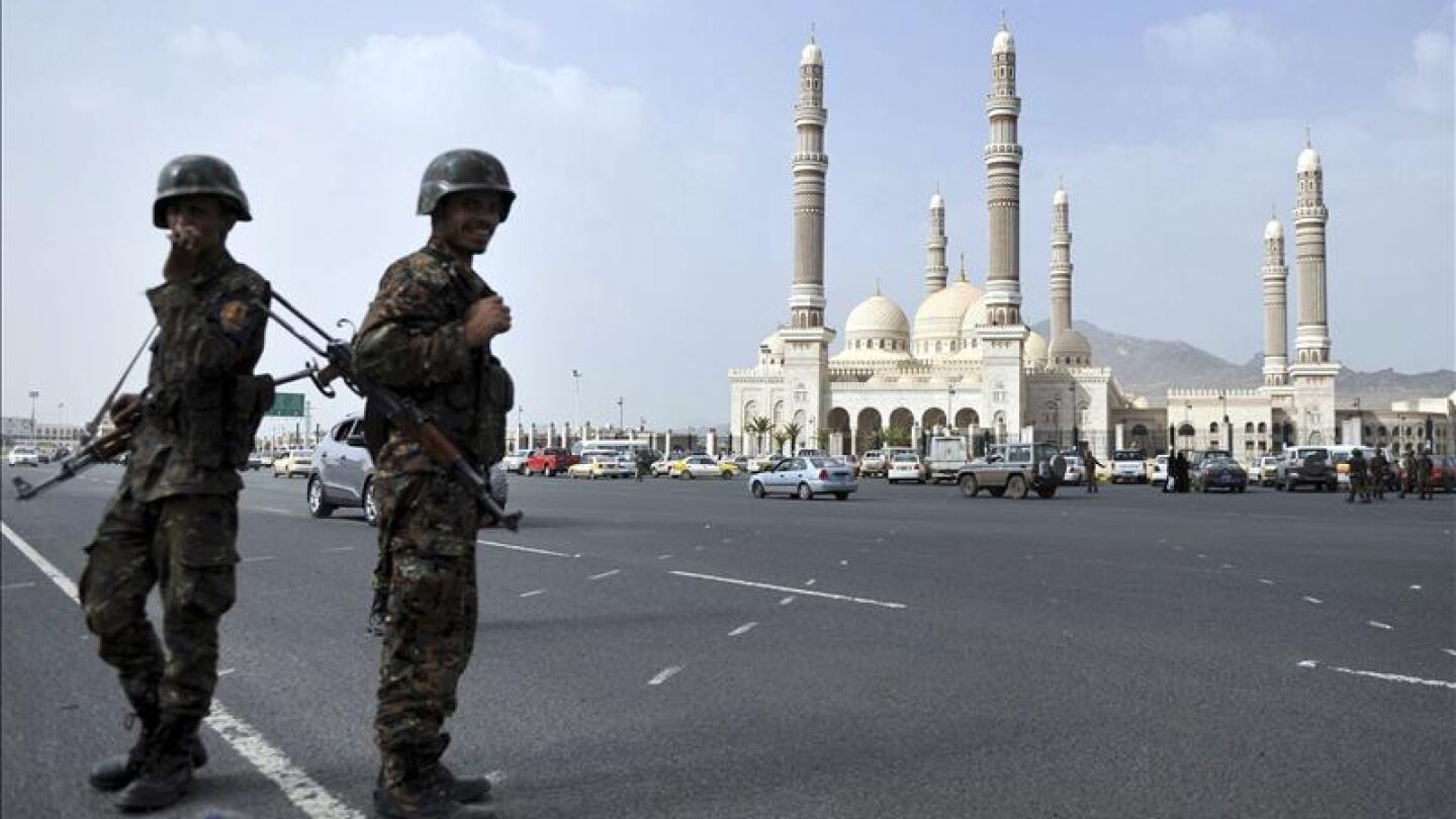 Soldados yemen&iacute;es vigila en los alrededores de la mezquita Al Saleh
