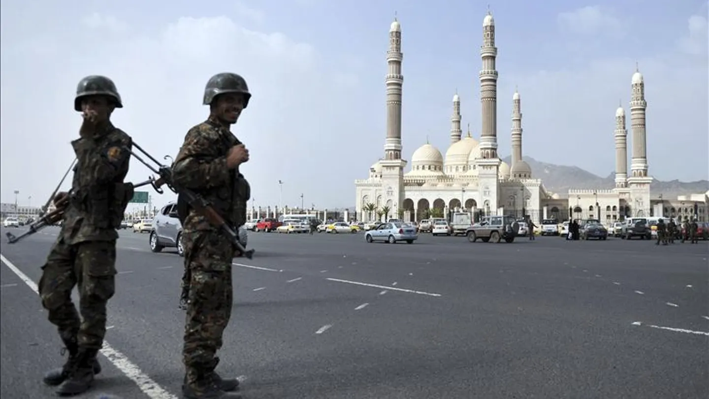 Soldados yemeníes vigila en los alrededores de la mezquita Al Saleh Soldados yemeníes vigila en los alrededores de la mezquita Al Saleh