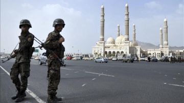 Soldados yemeníes vigila en los alrededores de la mezquita Al Saleh