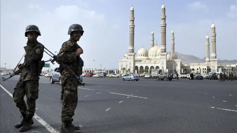 Soldados yemeníes vigila en los alrededores de la mezquita Al Saleh