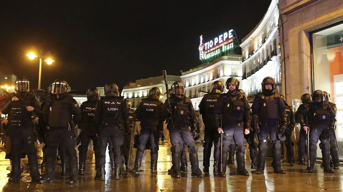 Antidisturbios en la Puerta del Sol ante los destrozos de grupos radicales en la calle Montera