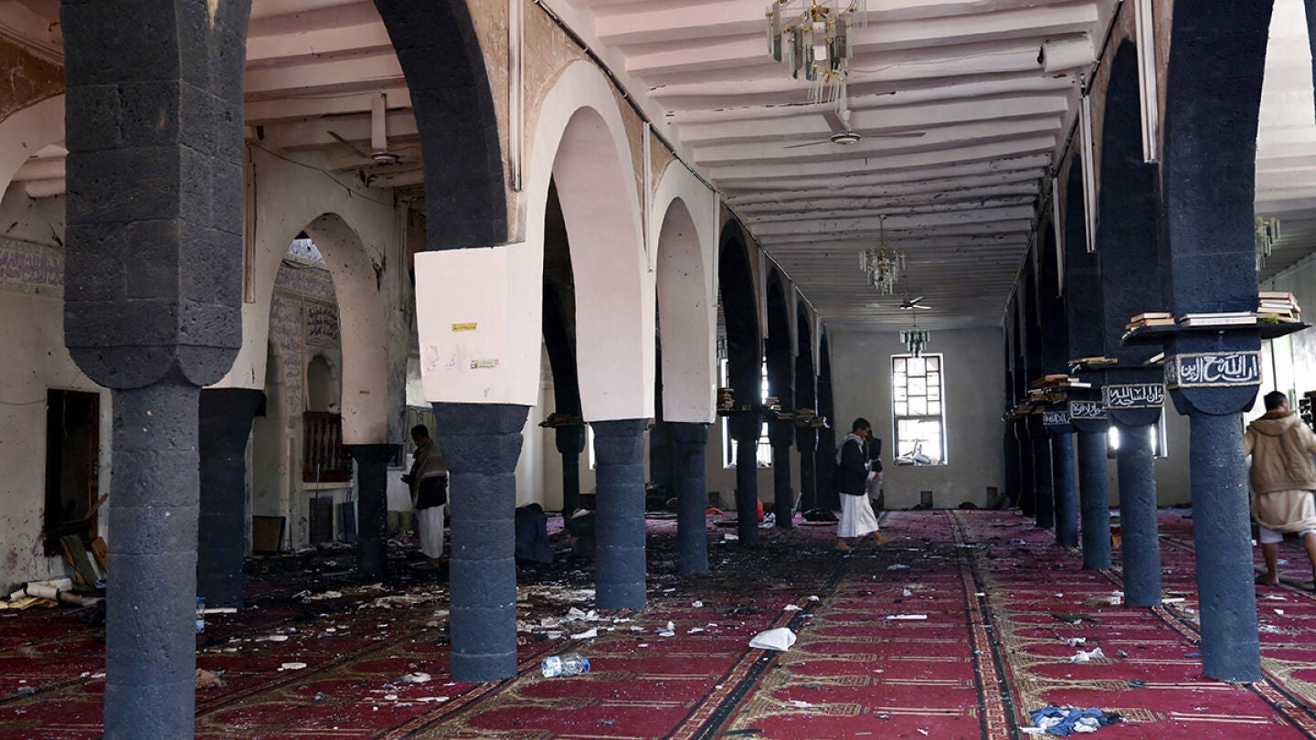 Miembros de la milicia hut&iacute; inspeccionan la mezquita chi&iacute; de Al Hashush tras varios ataques con explosivos