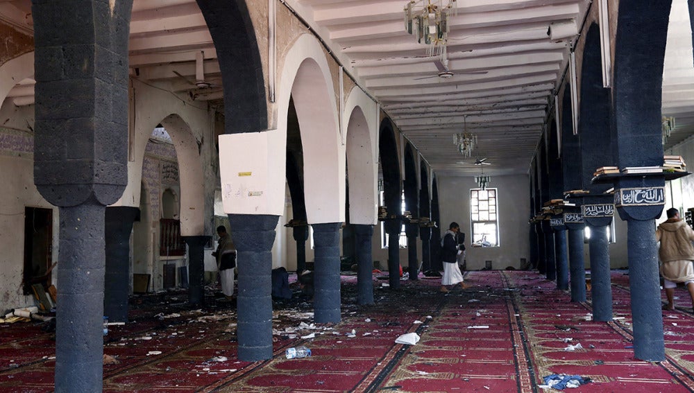 Miembros de la milicia hutí inspeccionan la mezquita chií de Al Hashush tras varios ataques con explosivos