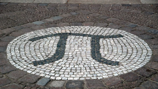Un mosaico en una calle que representa al número Pi Un mosaico en una calle que representa al número Pi
