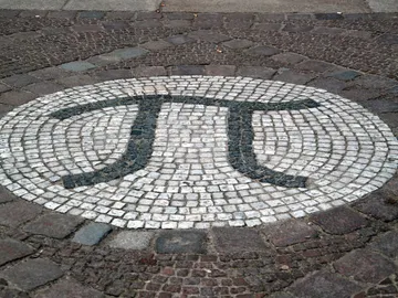 Un mosaico en una calle que representa al número Pi Un mosaico en una calle que representa al número Pi