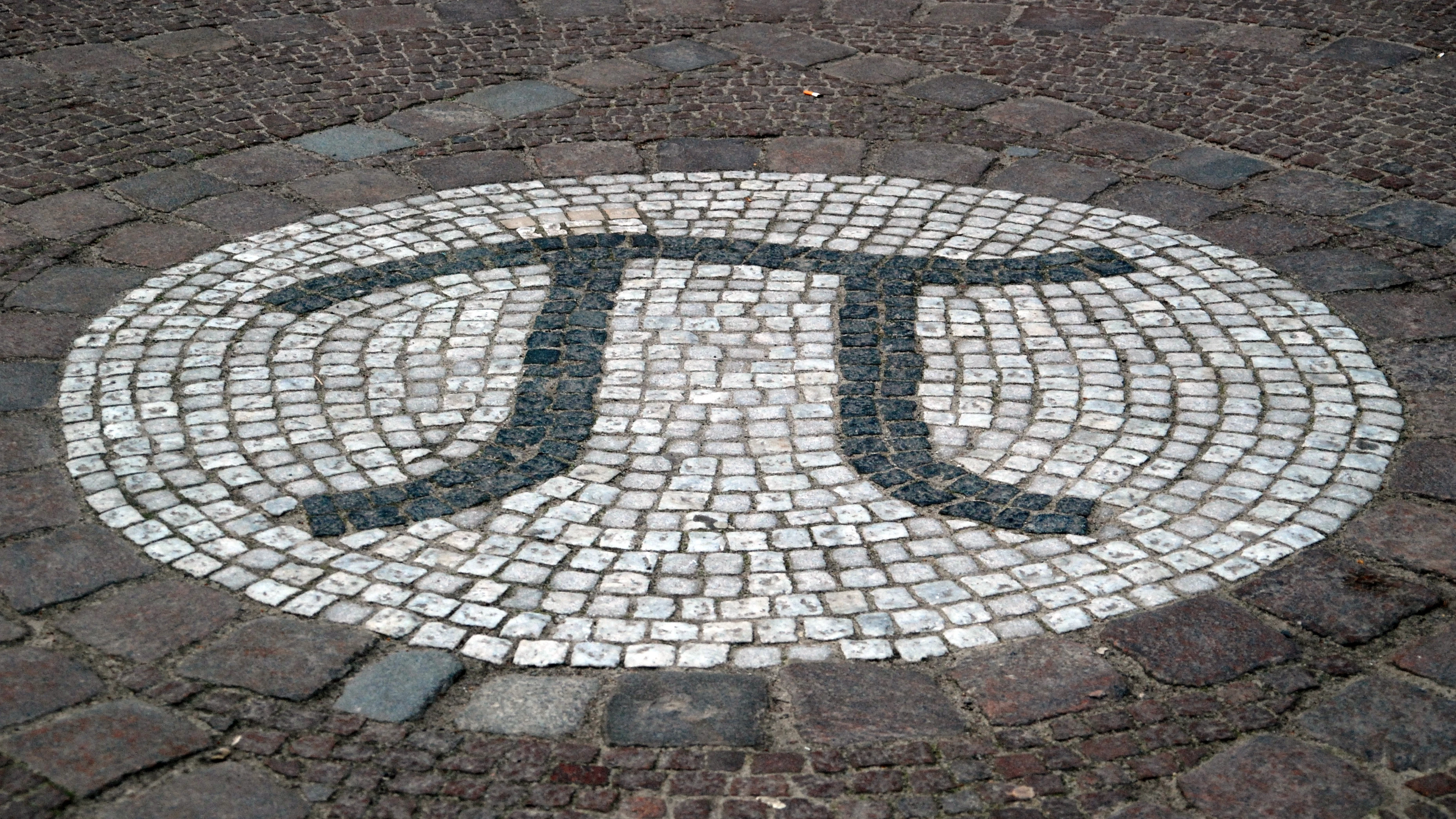 Un mosaico en una calle que representa al número Pi