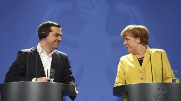 Tsipras junto a Merkel durante su encuentro en Berlín.