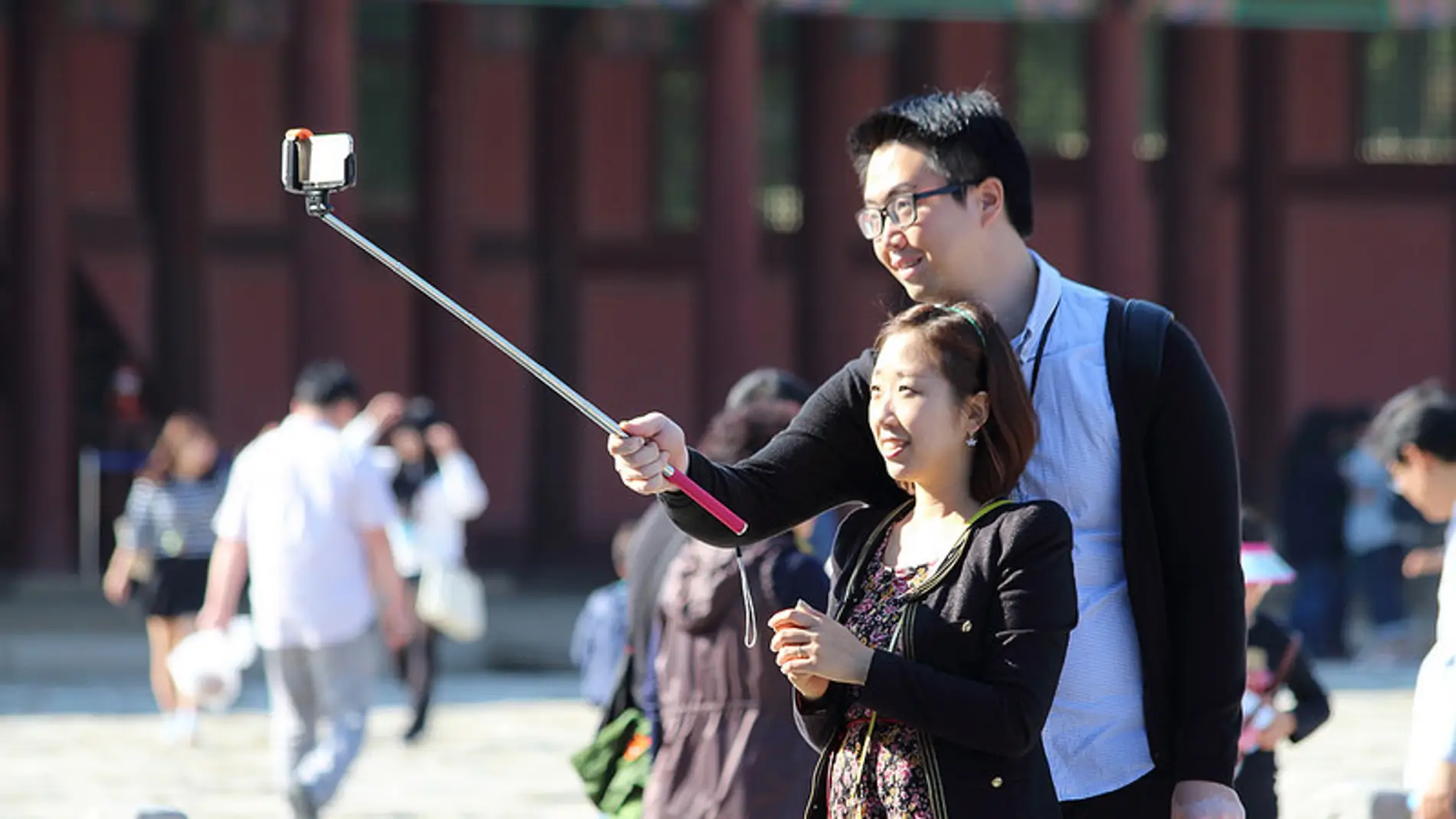 Apple prohíbe los palos para selfies en su del 8-J