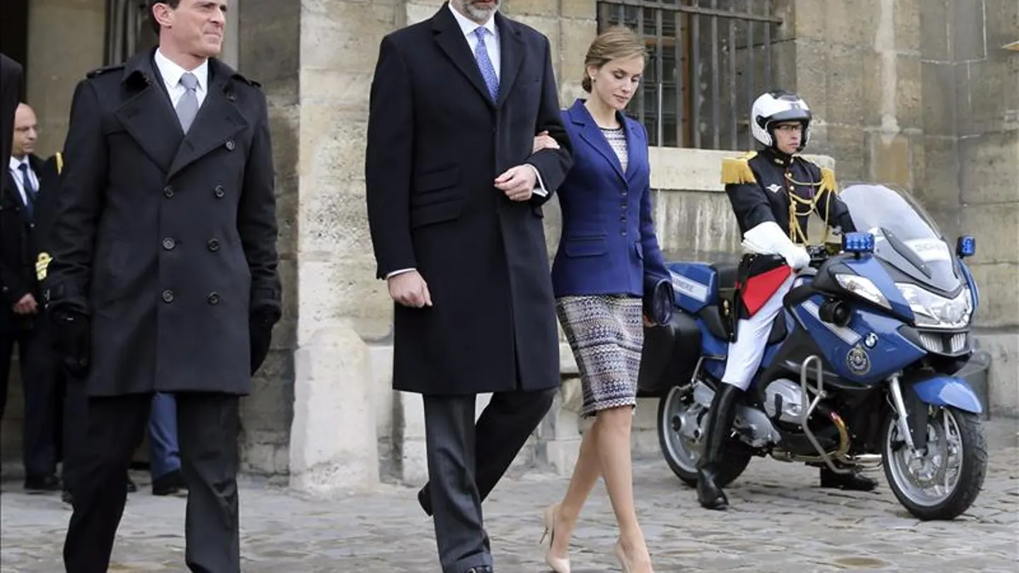 Los Reyes de España cancelan visita de Estado a Francia por el accidente aéreo Los Reyes de España cancelan visita de Estado a Francia por el accidente aéreo