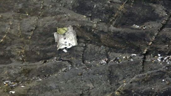 Restos del avi&oacute;n estrellado en los Alpes