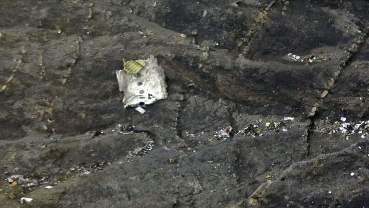 Restos del avi&oacute;n estrellado en los Alpes