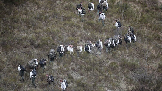 Equipo de b&uacute;squeda en los Alpes