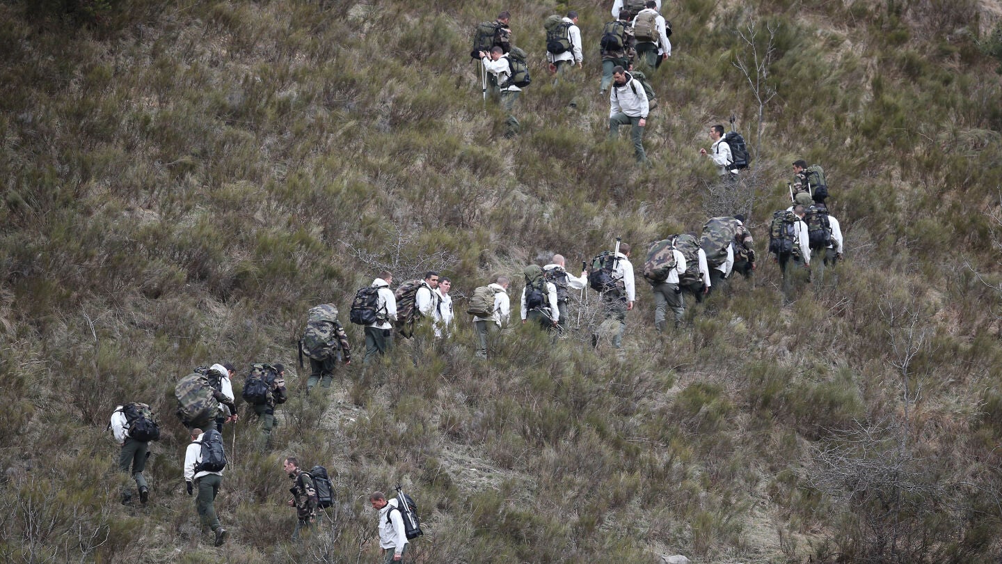 Equipo de b&uacute;squeda en los Alpes