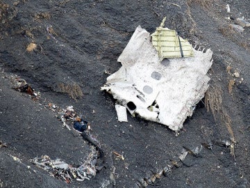 Una de las partes del avión de Germanwings en el lugar del accidente en los Alpes Una de las partes del avión de Germanwings en el lugar del accidente en los Alpes